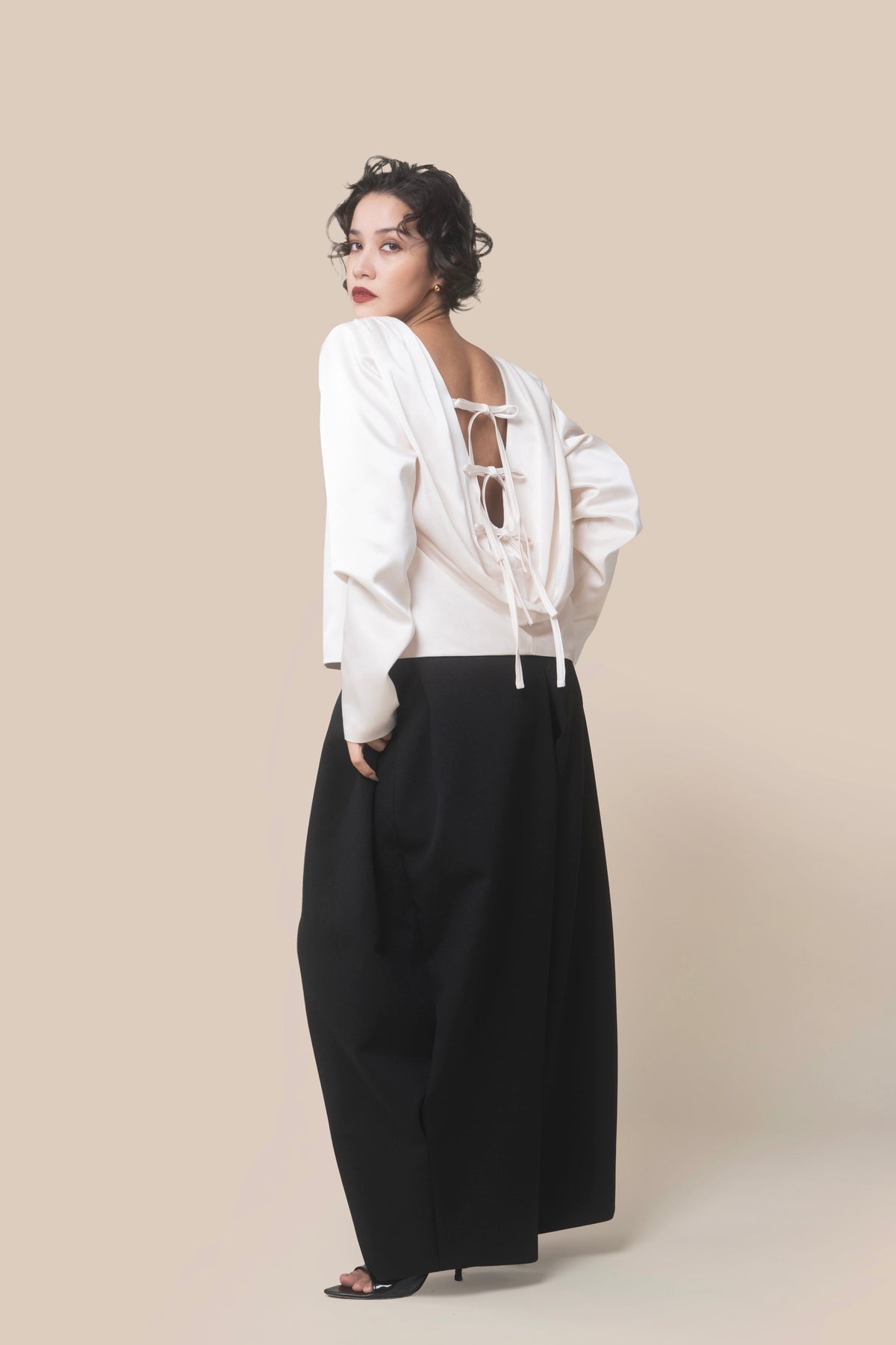 BACK DRAPE RIBBON BLOUSE