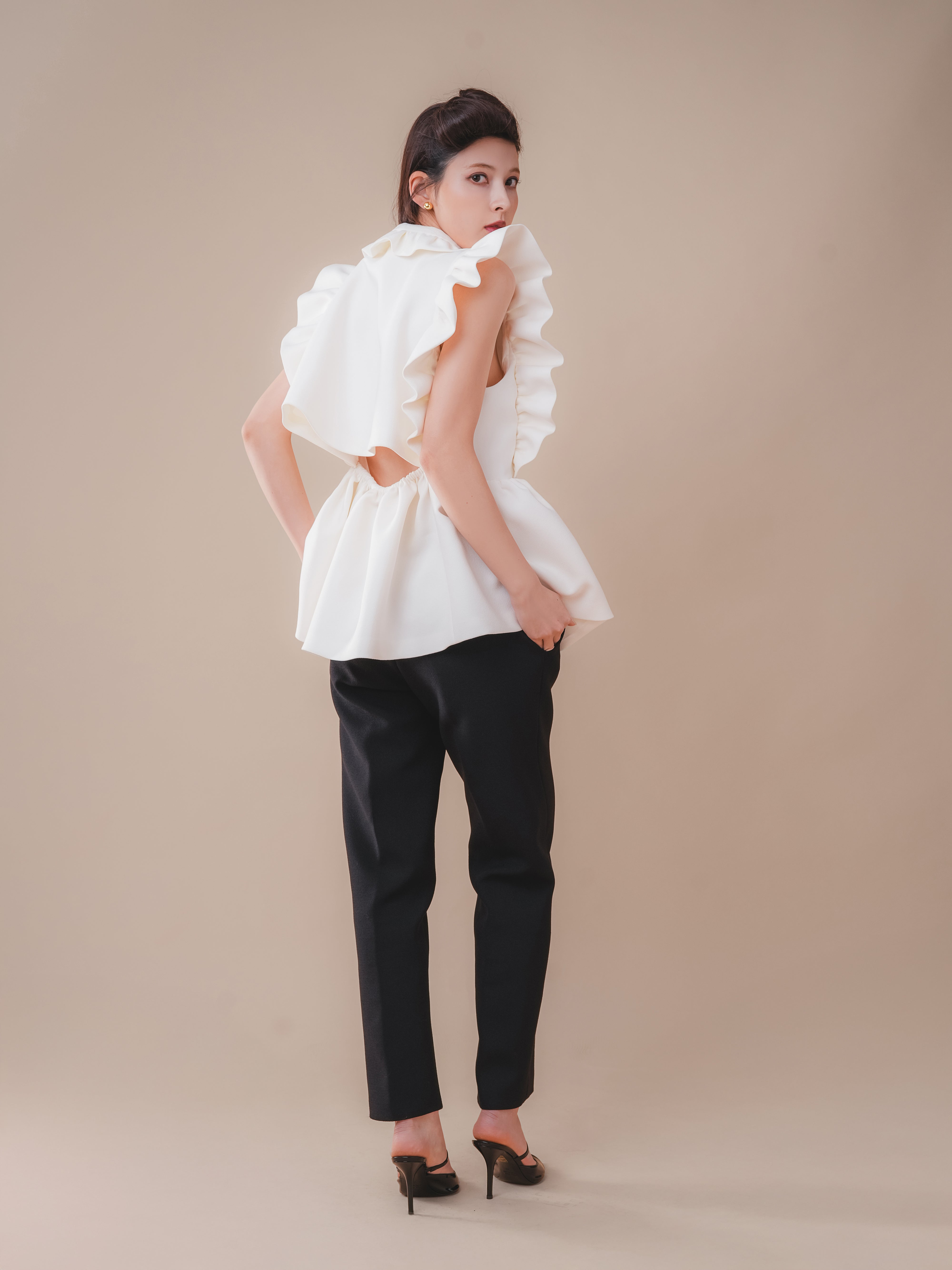FRILL SLEEVELESS