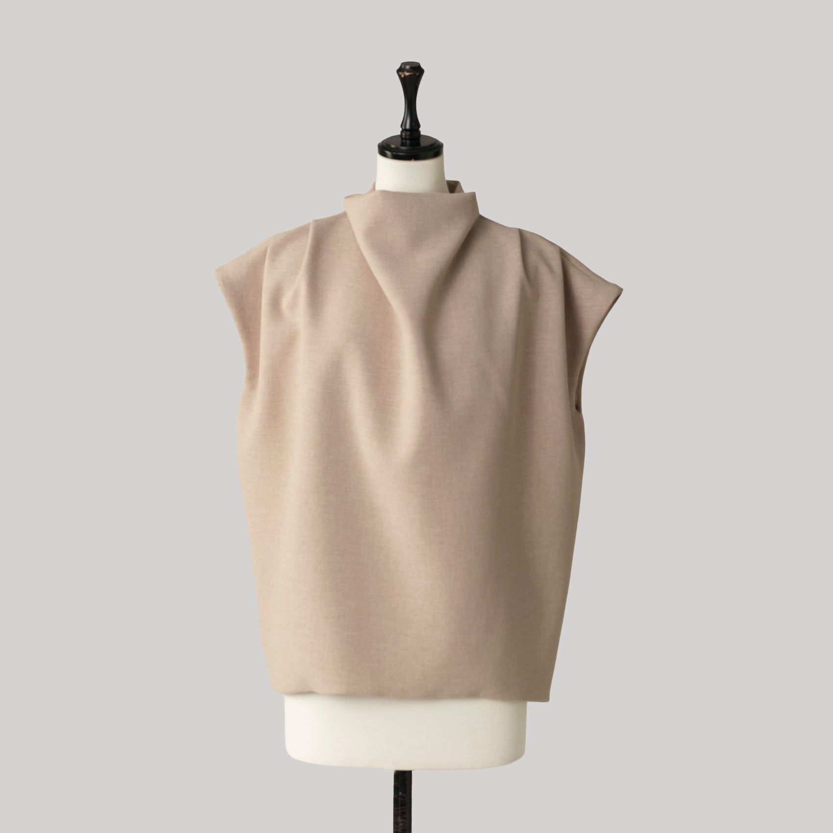 [予約] Pachman DRAPE BLOUSE (BEG)